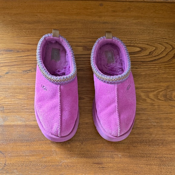 UGG Pink Kids Slippers - Picture 1 of 3